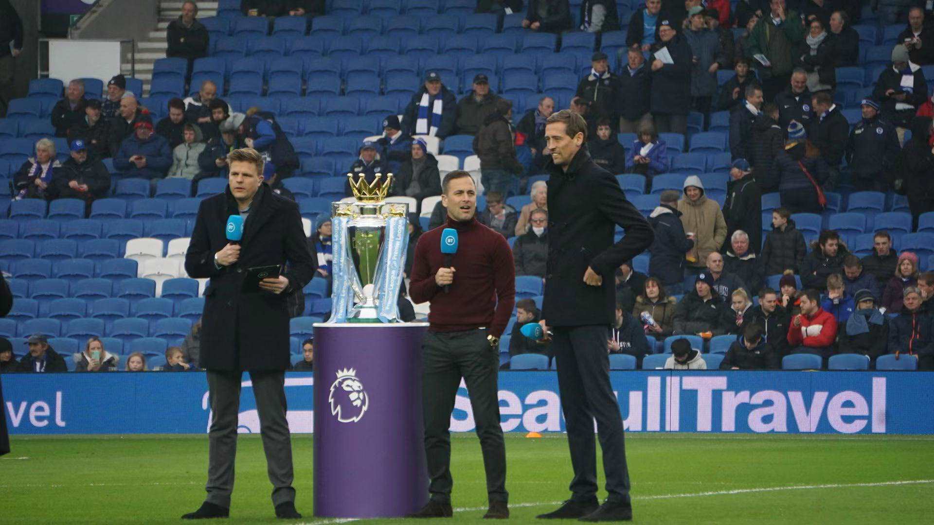 在防守端展 在防守端展